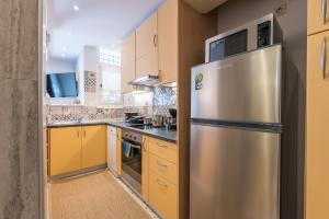A cozinha ou kitchenette de Splash of Glam II 10 Steps from Acropolis
