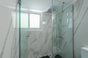 Uma casa de banho em Splash of Glam II 10 Steps from Acropolis
