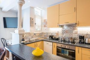 A cozinha ou kitchenette de Splash of Glam II 10 Steps from Acropolis