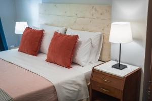 Uma cama ou camas num quarto em Splash of Glam II 10 Steps from Acropolis