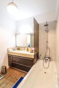 Bathroom sa Central Park Apartment