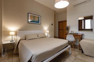 阿西西Assisium Agriturismo的一间卧室，配有一张床、一张书桌和一扇窗户