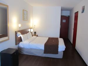 Postel nebo postele na pokoji v ubytování Hôtel Le Saint Joseph