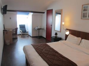 Postel nebo postele na pokoji v ubytování Hôtel Le Saint Joseph