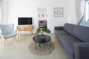 sala de estar con sofá y mesa en Tramonto Private Villa en Monolithos