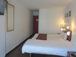 Postel nebo postele na pokoji v ubytování Hôtel Le Saint Joseph