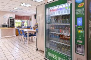 un refrigeratore per bevande in un negozio con bottiglie di soda di Americas Best Value Inn & Suites Maryville a Maryville