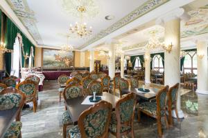 Reštaurácia alebo iné gastronomické zariadenie v ubytovaní Zámek Lužec Spa & Wellness Resort