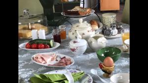 una mesa con platos de comida y huevos. en Bed and breakfast devijfbees en Barendrecht