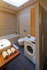 a bathroom with a washing machine and a washer at Luxoise Apartments in Berlin