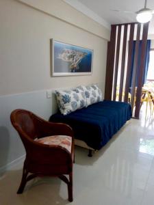 1 dormitorio con 1 cama, 1 silla y 1 ventana en Enseada Praia do Forte, en Praia do Forte
