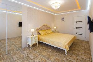 1 dormitorio con 1 cama y TV en Apartment near Railway Station, en Kiev