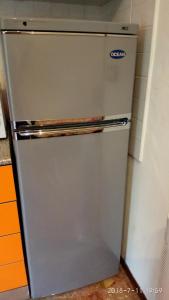 einen Kühlschrank aus Edelstahl in der Küche in der Unterkunft Bixio in Pavia