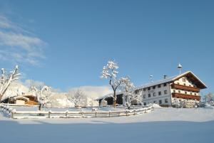 een skihut in de sneeuw met sneeuw bedekte bomen bij Ferienheim Riedhof in Breitenbach am Inn