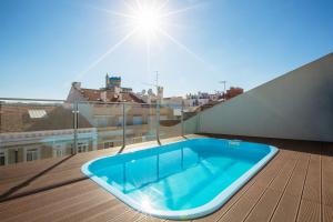 ein Schwimmbad auf dem Dach eines Gebäudes in der Unterkunft Hotel 3K Madrid in Lissabon