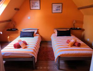 two beds sitting next to each other in a room at La Demeure in Vassonville