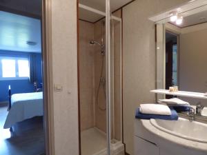 La salle de bains est pourvue d'une douche et d'un lavabo. dans l'établissement La Fontainoise, à Fontaine-sur-Somme