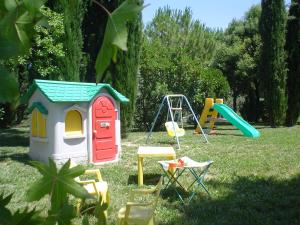 plac zabaw ze zjeżdżalnią i domek do zabawy w obiekcie Agriturismo Gabellette w mieście Montefalco