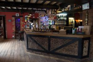 Area lounge atau bar di The Crown Aldbourne