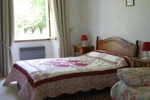 Giường trong phòng chung tại Le lac aux fées