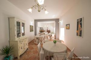 ein Esszimmer mit weißen Tischen und weißen Stühlen in der Unterkunft Piccolo Albergo del Musicista in Ventaroli