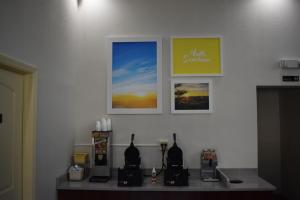 a kitchen counter with two machines on a counter top at Spark by Hilton Kodak in Kodak