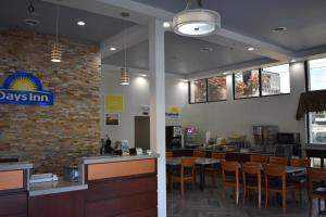 un restaurante de comida rápida con mesas y sillas en Days Inn by Wyndham Kodak/Sevierville Intrstate SmokeyMntns en Kodak