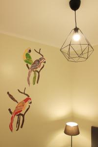 リスボンにあるCasa do Becoの鳥の壁の部屋