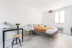 um quarto branco com uma cama e um banco em RELAXING 95m² DUPLEX APPARTEMENT 3 Chambres em Béziers