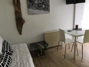 Schlafzimmer mit einem Bett, einem Schreibtisch und einem Tisch in der Unterkunft Christall in Andest