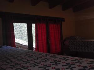 A bed or beds in a room at Refugi Casa Canelo