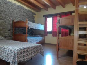 A bed or beds in a room at Refugi Casa Canelo