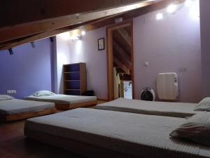 A bed or beds in a room at Refugi Casa Canelo