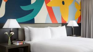 Postel nebo postele na pokoji v ubytování Studio Allston Hotel Boston
