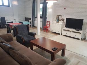 TV in/ali zabaviščno središče v nastanitvi Apartmani Simić Valjevo