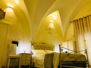 een slaapkamer met een bed in een kamer bij 26 Suite Home in Ostuni