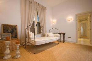 Schlafzimmer mit einem Bett, einem Fenster und einem Tisch in der Unterkunft Toreros de Sevilla 5 pax in Sevilla