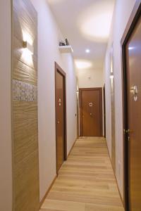 un corridoio con 2 porte e pavimenti in legno di La Dimora Luca Giordano a Napoli