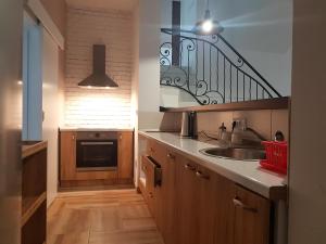 Kuhinja oz. manjša kuhinja v nastanitvi Apartmani Simić Valjevo