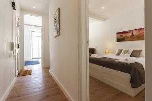 a bedroom with a large bed in a room at Santa Marta Deluxe by Homing in Lisbon