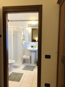 een badkamer met een douche, een toilet en een wastafel bij B&B Casa Boscolo in Piove di Sacco