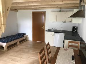 uma cozinha com uma cama e uma mesa num quarto em Knusperhaus mit Garten em Salzburgo
