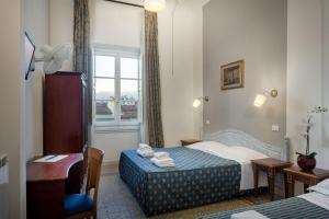 pokój hotelowy z 2 łóżkami i oknem w obiekcie CASA MICOL - Centro Ƒirenze we Florencji