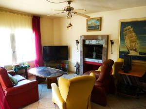 a living room with a couch and a table at Casa del Arte in L'Ametlla de Mar