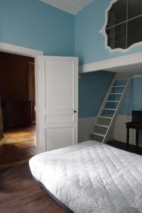 レンヌにあるLe Quatreのベッドルーム1室(二段ベッド1組、階段付)