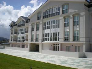 a large white building with a lot of windows at Mi piso en la ría in Barreiros