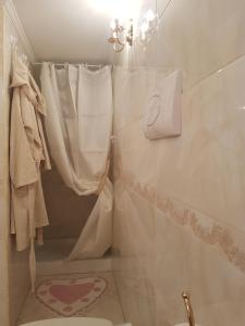 bagno con lavandino, servizi igienici e asciugamani di Melissa a Toledo a Napoli