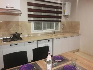 Кухня или мини-кухня в London House

