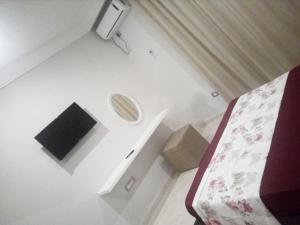 Телевизор и/или развлекательный центр в London House