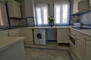Kuchyňa alebo kuchynka v ubytovaní Apartamentos Aloha2 El Puerto de Santa Maria